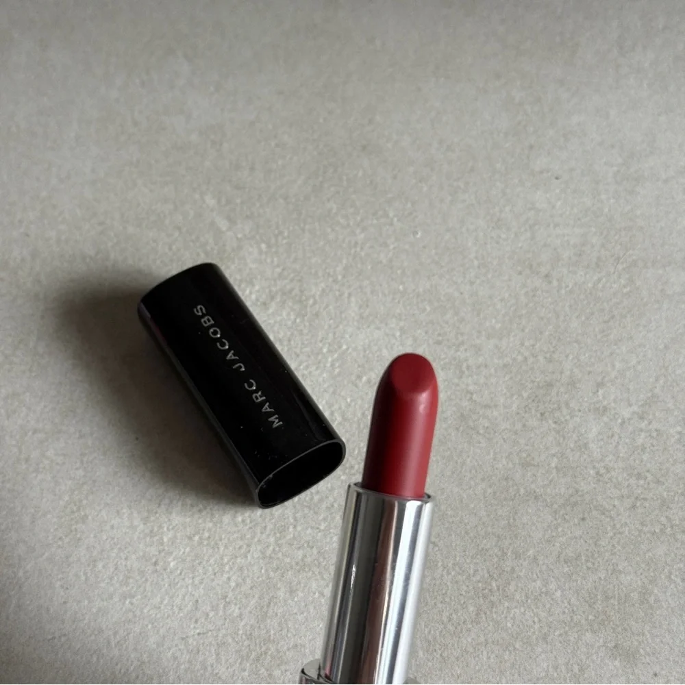 Marc Jacobs Le Marc Lip Crème Lipstick 208 Miss Scarlet